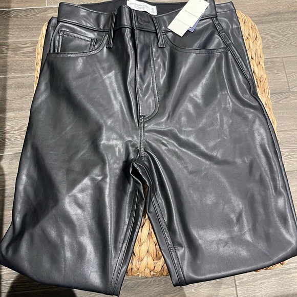Abercrombie & Fitch Curve Love Vegan Leather 90s Straight Pant - Picture 10 of 10